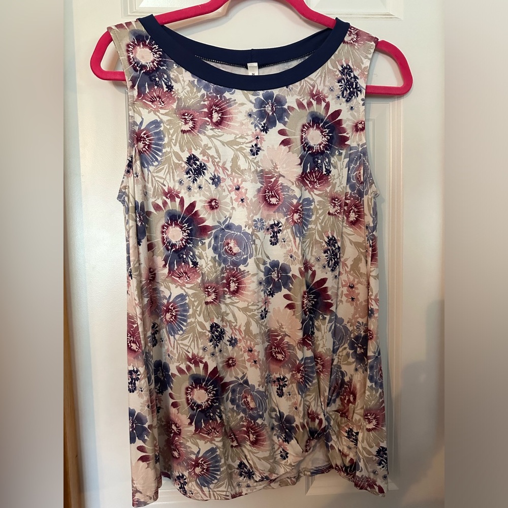 Emerald tank top with knot hem